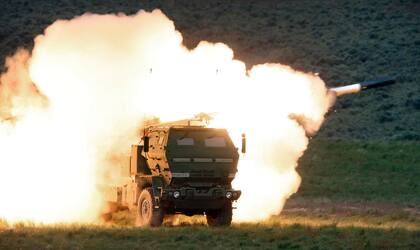 Un camión-plataforma lanza un misil Himars como los enviados por Estados Unidos para asistir a Ucrania