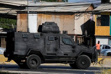 Un camión policial blindado patrulla la zona donde fue encontrado el cuerpo del exmilitar venezolano Ronald Ojeda, durante un operativo policial contra la organización criminal venezolana Tren de Aragua, en Santiago, Chile, el miércoles 22 de enero de 2025. (AP Foto/Esteban Felix)