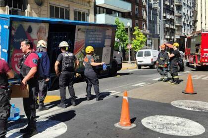 Un camión que transportaba bidones de agua y circulaba por la avenida Córdoba, quedó atascado en un pozo que se originó luego de que cediera el asfalto