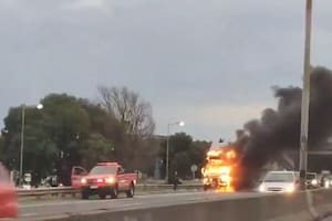 Un camión se incendió en la Avenida General Paz y generó demoras en sentido al Riachuelo