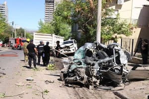 Un camión se quedó sin frenos y chocó varios autos en la calle Salta, en la capital de Neuquén