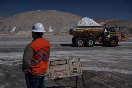 Un camión transporta cloruro de magnesio para la mina de litio de la empresa SQM en el desierto de Atacama  