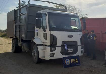 Un camión usado para el transporte del material, secuestrado por la Policía Federal