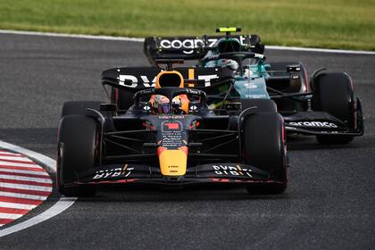 Un campeón que intenta ser "bi" y un "tetra" que va despidiéndose: Verstappen y Sebastian Vettel circulan por Suzuka.