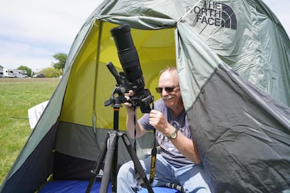 Un campista en Stonehenge II practica con su equipo antes del eclipse solar total, en Ingram, Texas, el 7 de abril de 2024. 
