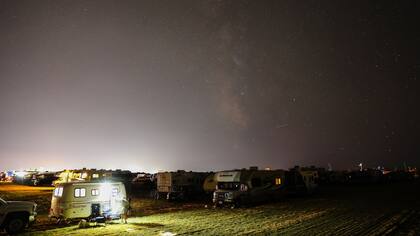 Un campo agrícola convertido en campamento para los entusiastas del eclipse solar total