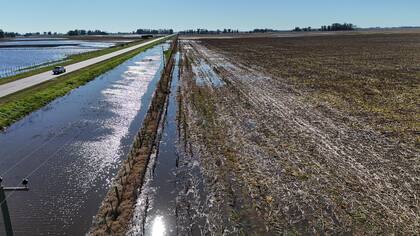 Un campo inundado a pocos kilómetros de 9 de Julio, por la Ruta 5