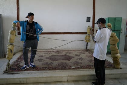 Un cantante de rap conocido como MC Mafia, en un salón de usos. En la cárcel se desarrollan actividades culturales y educativas.