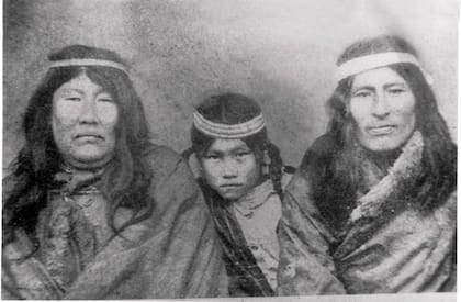 Un capitanejo tehuelche, junto a la mujer de Orqueke y su hija Meka.