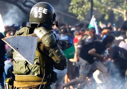 Un carabinero reprime durante las protestas sociales en Chile 