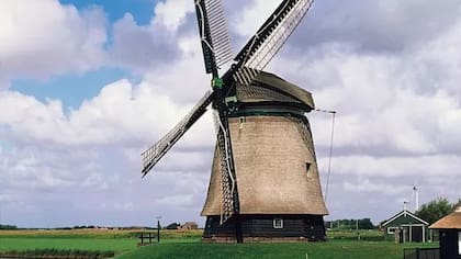 Un caractesístico molino del paisaje de Países Bajos en Flevoland