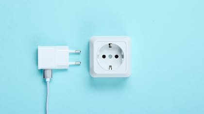 Un cargador enchufado consume energía, aunque no esté conectado el celular