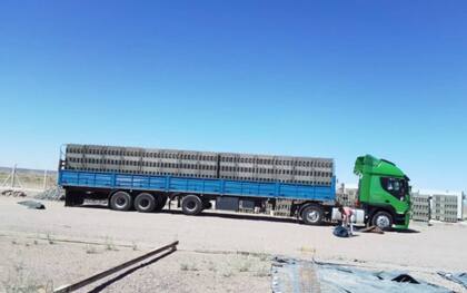 Un cargamento de materiales rumbo a Vaca Muerta, donde construyeron casi 200 casas