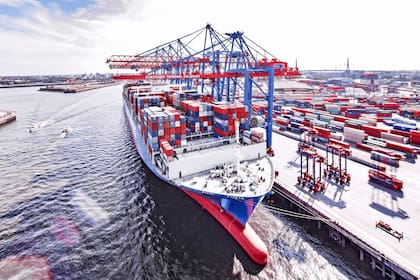 Un carguero de la naviera estatal china COSCO en el puerto de Hamburgo.