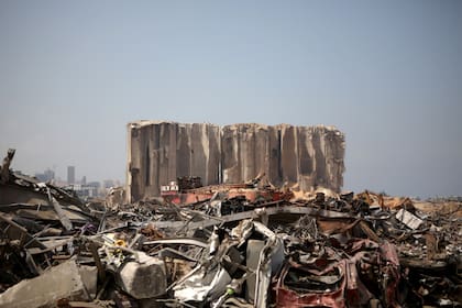 Un carguero destrozado por las explosiones del 4 de agosto, en el medio de los escombros del puerto de Beirut, el 31 de agosto