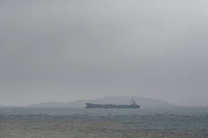 Un carguero pasa junto a una isla del estrecho de Taiwán, visto desde la isla de Pingtan, el punto más cercano a Taiwán, en la provincia china de Fujian, al sureste del país, el 6 de abril de 2023.
