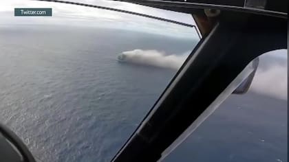 Un carguero repleto de autos de lujo arde a la deriva en medio del Atlántico