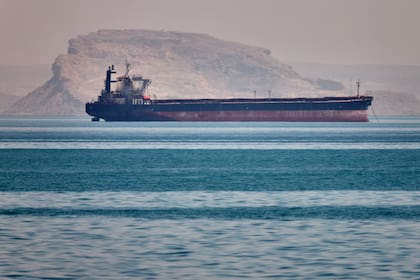 Un carguero se ve fondeado en el estrecho de Ormuz cerca de Bandar Abbas, Irán, el sábado 2 de mayo de 2026