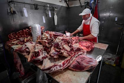 Un carnicero trabaja en una carnicería en el barrio de Liniers