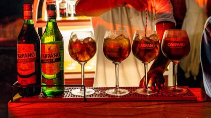 Un Carpano con mucho hielo es ideal para una noche en la playa.