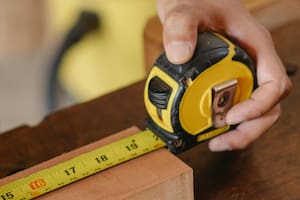 ¿Para qué sirve el gancho metálico de la cinta métrica?