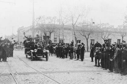 Un carro de policía lleva a estudiantes reformistas detenidos durante los acontecimientos del 15 de junio de 1918