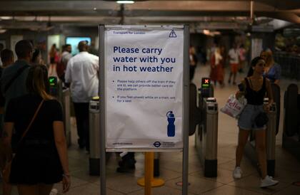 Un cartel advierte a los pasajeros de los medios de transporte de Londres para que se proveen de agua durante el viaje