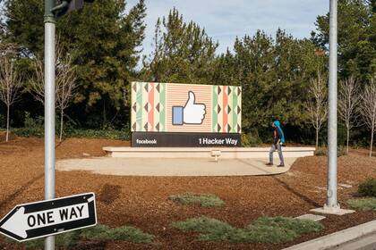 Un cartel afuera de la oficina central de Facebook en Menlo Park; unos 12.000 de los 25.000 empleados de la compañía trabajan allí; en una década habrá espacio para 35.000 