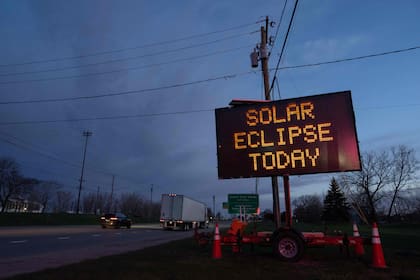 Un cartel anuncia el eclipse solar del 8 de abril de 2024 en Lackawanna, Nueva York.
