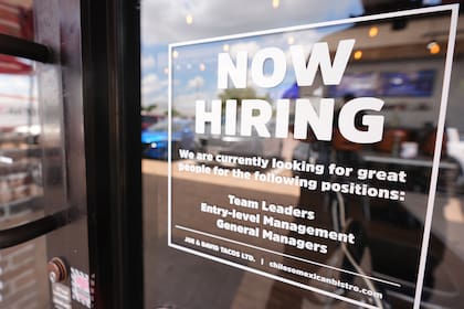 Un cartel anuncia que un restaurante está contratando personal, el 15 de julio de 2025, en Richardson, Texas. (AP Foto/LM Otero)