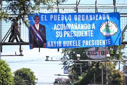 Un cartel colgado en una calle de El Salvador apoya la candidatura del actual presidente Nayib Bukele