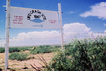 Un cartel con el lugar donde se encontraron los supuestos restos de un OVNI en Roswell