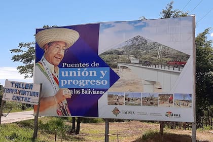 Un cartel con la imagen de Luis Arce, en la zona donde están las tierras de su hijo