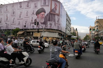 Un cartel con la imagen del fallecido ayatollah Ali Khamenei en las calles de Teherán (Archivo)