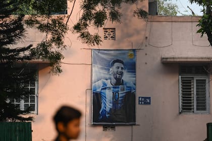 Un cartel con la imagen del futbolista argentino Lionel Messi en un desfile de hinchas previo a la final de la Copa Mundial de la FIFA Qatar 2022, en Calcuta el 18 de diciembre de 2022