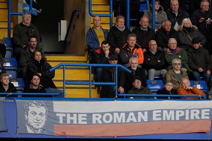 Un cartel con los colores de la bandera rusa y la imagen del dueño del Chelsea, Roman Abramovich, que debe desprenderse del club, y la leyenda "Imperio Romano", en Stamford Bridge
