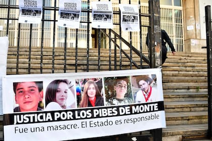 Un cartel con los rostros de las víctimas, en la entrada de los tribunales de La Plata