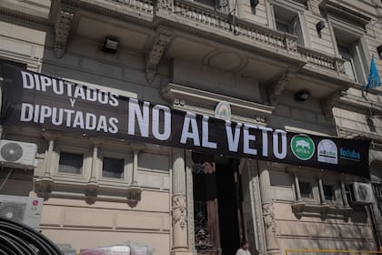 Un cartel con un mensaje a los diputados en el frente donde se desarrolló la conferencia de prensa del consejo superior del rectorado de la UBA
