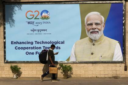 Un cartel con una fotografía del primer ministro de la India, Narendra Modi, erigido antes de la cumbre del G20 en Nueva Delhi, India, el lunes 4 de septiembre de 2023. 