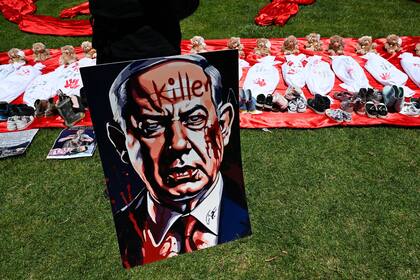 Un cartel contra el primer ministro de Israel, Benjamin Netanyahu, en una manifestación pro-palestina fuera del Parlamento en Canberra, el lunes 13 de noviembre de 2023. 