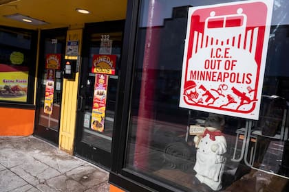 Un cartel contra el Servicio de Inmigración y Control de Aduanas (ICE) se puede ver en un restaurante latino cerrado durante una huelga de negocios llamada "ICE fuera de Minnesota: Día de la Verdad y la Libertad" en Minneapolis, el 23 de enero de 2026