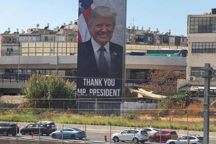 Un cartel de agradecimiento a Trump en Tel Aviv (Photo by Ahmad GHARABLI / AFP)