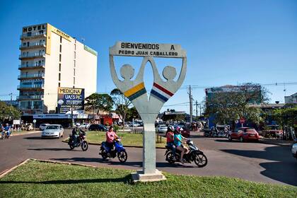Un cartel de bienvenida en medio del movimiento de la localidad