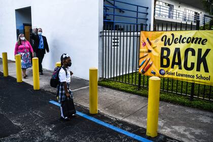 Un cartel de bienvenida en una escuela de Miami (Photo by CHANDAN KHANNA / AFP)