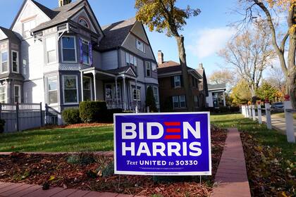 Un cartel de campaña que apoya al candidato presidencial demócrata Joe Biden y su compañera de fórmula, la senadora Kamala Harris, se encuentra en el patio delantero de una casa el 1 de noviembre de 2020 en Racine, Wisconsin