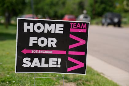 Un cartel de casa en venta afuera de una residencia en Denver, el domingo 18 de junio de 2023. (AP Foto/David Zalubowski)