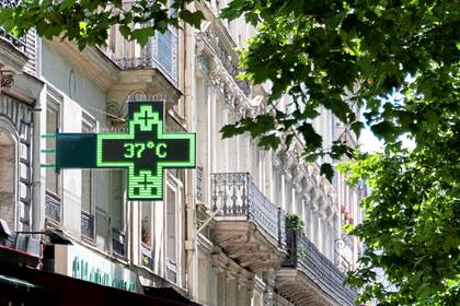 Un cartel de farmacia indica una temperatura de 37 grados Celsius en París
