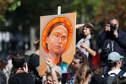 Un cartel de Greta Thunberg en la huelga escolar de hoy en París