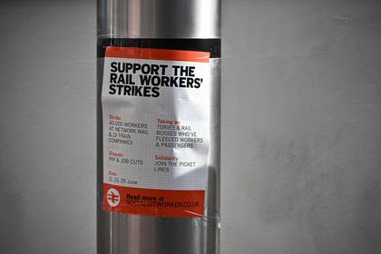 Un cartel de huelga ferroviaria es pegado en la estación de Waterloo, en Londres, el 21 de junio de 2022, mientras la mayor huelga ferroviaria en más de 30 años golpea al Reino Unido.