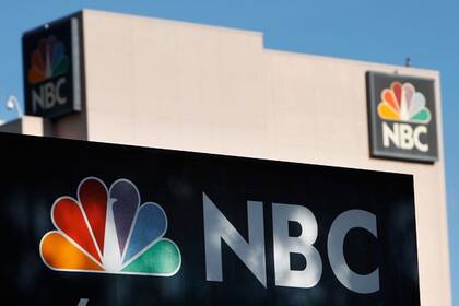 Un cartel de NBC en los estudios de la compañía en Burbank, California